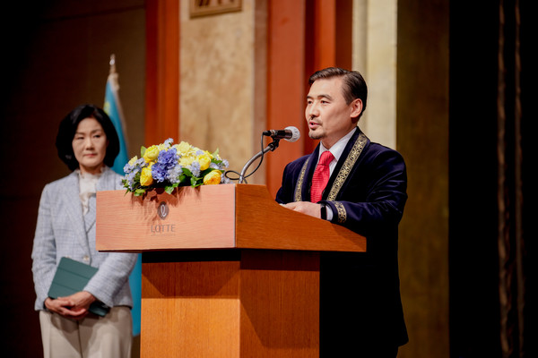 누르갈리 아르스타노프 주한 카자흐스탄 대사(오른쪽)와 김효은 외교부 기후변화 차관보(왼쪽) (사진제공=주한 카자흐스탄 대사관)