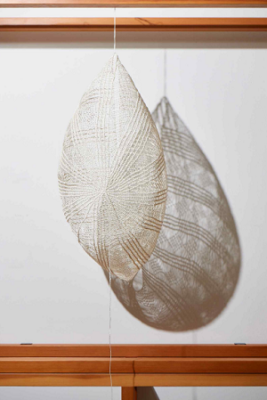 ‘경계에서 건너가다(Passover)’_누에의 꿈(蠶夢) Ⅱ800 × 300 × 300 mm/ 실크/문화재청=사진