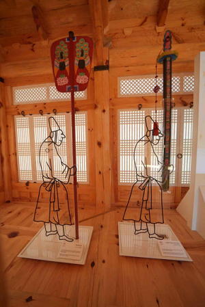 계조당 전시물_왕세자 의장물인 작선·금장도 복제품/문화재청=사진