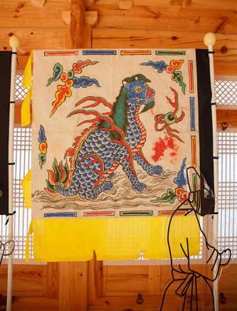 계조당 전시물_왕세자 의장물인 백택기 복제품/문화재청=사진 