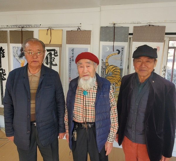 한국예술협회전에서 왼쪽부터 이용세 이천향교 전직 전교, 이영로 화백, 한승남 이천향교 현직 전교 (사진제공=이영로 화백)