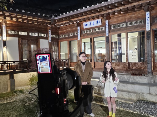 일본인 인플루언서 에리나가 북촌에 위치한 ‘노스텔지어 블루재’의 한옥스테이 경험을 라이브로 전달하고 있다. (사진제공=서울관광재단)