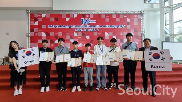 ▲제10회 가오슝 국제발명 & 디자인 엑스포(KIDE) 기념 촬영(사진=한국대학발명협회 제공)