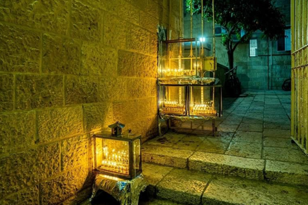 예루살렘 올드시티의 골목을 밝히는 메노라 (사진: Hanna Taib)