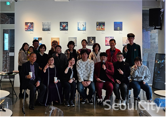 지난 9일, 강남 하입 카페에서 열린 겨울 컬렉션, 출품 작가들과 기념촬영을 하고 있다.[사진=한국AI작가협회 제공]