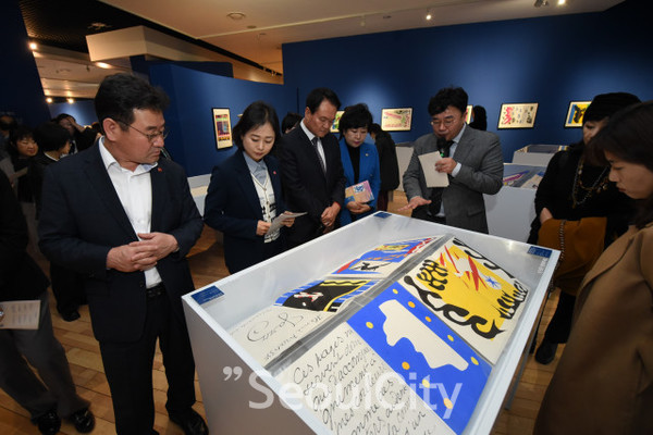 왼쪽부터 제주특별자치도의회 문화체육관광위원회 정민구 위원, 이승아 위원장, 제주특별자치도 김희현 정무부지사, 박두화 위원, 제주도립미술관 이종후 관장/제주도립미술관 제공