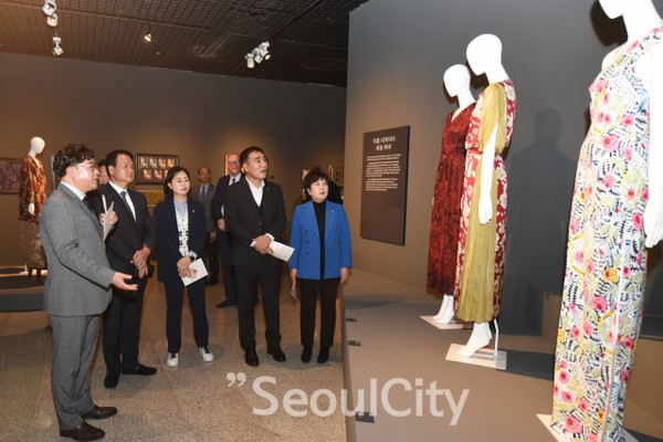 제주도립미술관 이종후 관장이 이번 전시에 대해 설명하고 있다. 왼쪽부터 제주도립미술관 이종후 관장, 제주특별자치도 김희현 정무부지사, 제주특별자치도의회 문화체육관광위원회 이승아 위원장, 양영식 위원, 박두화 위원/제주도립미술관 제공