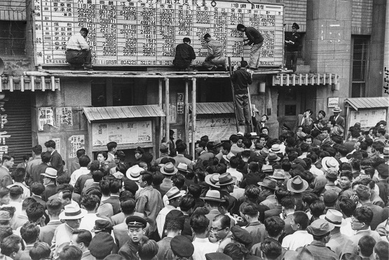 소공동 경향신문사 앞 선거발표 속보판(1956)/서울역사박물관=사진