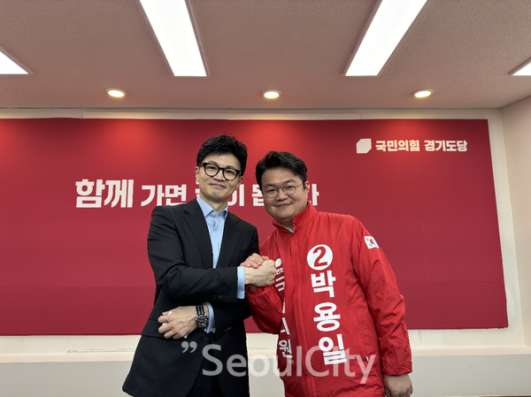 박용일 국민의힘 안산상록을 예비후보은 5일 경기 수원시 국민의힘 경기도당에서 열린 '2024 경기도당 신년 인사회'에 참석해 국민의힘 한동훈 비상대책위원장과 인사를 나누고 기념 촬영을 하고 있다.[사진=박용일  예비후보캠프]