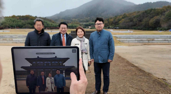 익산 미륵사 중문 증강현실 시연 모습/문화재청=사진