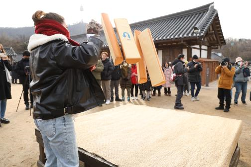 남산골한옥마을에서 펼쳐진 윷놀이에 참여한 외국인 관광객/서울시=사진