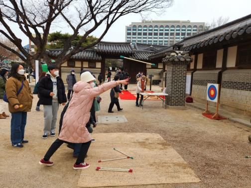 운현궁에서 전통놀이 체험에 참여하는 시민/서울시=사진
