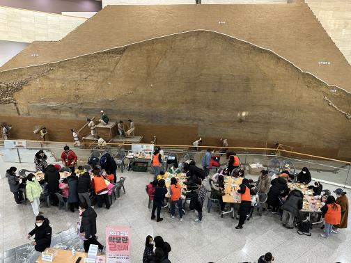 한성백제박물관 '설날 박물관 큰잔치' 참여한 시민들/서울시=사진