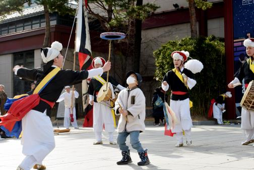 서울역사박물관 박물관 광장에서풍물놀이를 배워보는 시민/서울시=사진