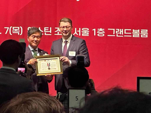 Korean Importers Association (KOIMA) awarded Ambassador Ričardas Šlepavičius a special commemorative badge for strengthening friendly relations between South Korea and Lithuania, 2023 (Photo=Embassy of the Republic of Lithuania)
