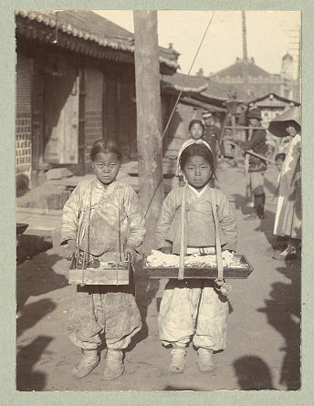 종로 2가 엿 파는 아이(191년 이전), 프랭크 G. 카펜터 컬렉션/서울시=사진