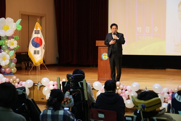 한국우진학교 졸업식에 참석해 축사를 전하는 박강수 마포구청장