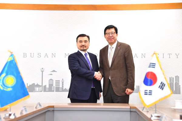 As part of the working visit of the Ambassador of Kazakhstan to South Korea, Nurgali Arystanov(left), to the city of Busan, a meeting was held with the Mayor of Busan, Park Heong-joon(right). (Photo=Embassy of Kazakhstan in Korea)