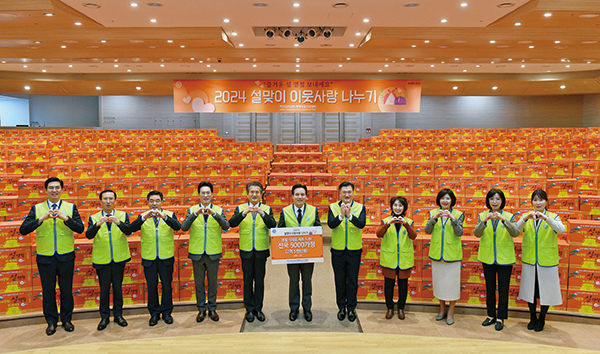 올해 설을 앞두고 하나님의 교회가 전국 230곳 취약계층에 2억5000만 원 상당의 식료품·생필품 5000세트를 기탁하며 온정을 나눴다. (사진제공=하나님의교회)