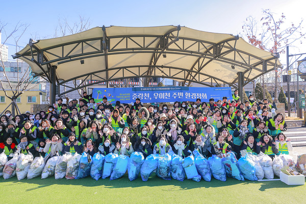 하나님의 교회 직장인청년봉사단 아세즈와오(ASEZ WAO) 회원 150여 명이 지난 연말 서울 노원구 중랑천과 우이천 일대 환경정화에 나서 쓰레기 600kg을 수거했다. (사진제공=하나님의교회)