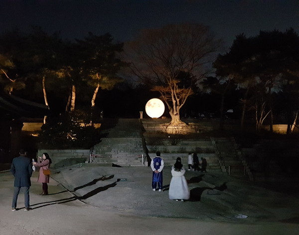 창경궁에서 보름달 모형 사진 찍는 관람객들 (사진제공=문화재청)