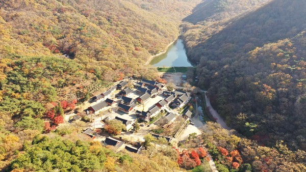 불갑산과 불갑사 전경 (사진제공=문화재청)