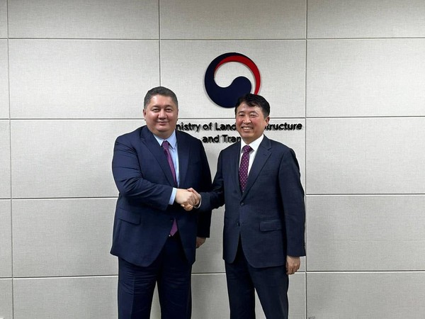 Talgat Lastayev, Deputy Minister of Transport of Kazakhstan (left), and Lee Yoon-sang, Director of Aviation Policy, Ministry of Land, Infrastructure and Transport (Photo=Embassy of Kazakhstan in Korea)