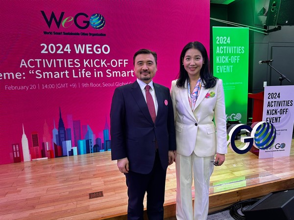 Nurgali Arystanov, Ambassador of Kazakhstan to Korea(left) and Jung Sook Park,  Secretary General of WeGO are taking a commemorative photo. (Photo=Embassy of Kazakhstan in Korea)
