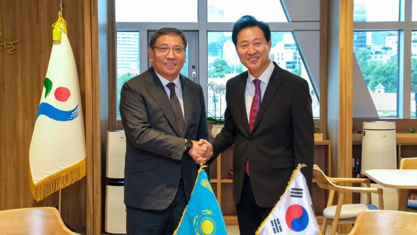 Almaty Mayor Yerbolat Dossayev (left) and Seoul Mayor Oh Se-hoon are holding a bilateral meeting. (Photo=Embassy of Kazakhstan in Korea)