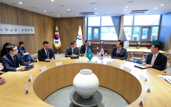 Almaty Mayor Yerbolat Dossayev and Seoul Mayor Oh Se-hoon are holding a bilateral meeting. (Photo=Embassy of Kazakhstan in Korea)
