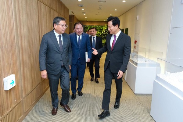 Almaty Mayor Yerbolat Dossayev and Seoul Mayor Oh Se-hoon are holding a bilateral meeting. (Photo=Embassy of Kazakhstan in Korea)
