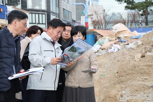 박강수 마포구청장이 홍대 레드로드 R1~R2 구간 기반시설 개선공사 현장을 점검하고 있다. (사진제공=마포구청)