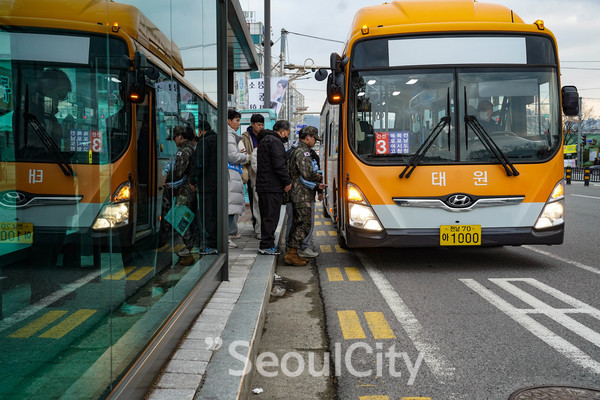 개편된 버스를 탑승 중인 시민들 모습 / 목포시 제공