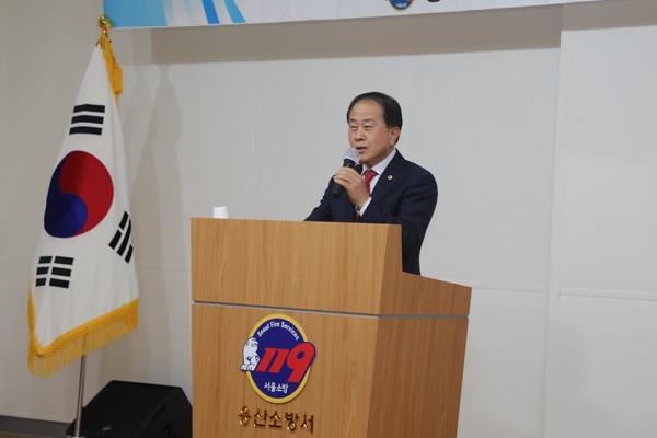 ‘제3회 의용소방대의 날 기념식’에서 축사를 하는 김용호 시의원 (사진제공=서울시의회)