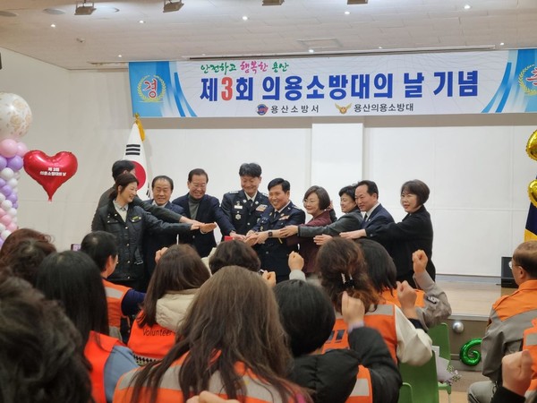 ‘제3회 의용소방대의 날 기념식’에서 케이크 커팅식에 참여한 김용호 시의원(왼쪽에서 세 번째), 권영세 국회의원(왼쪽에서 네 번째) (사진제공=서울시의회)