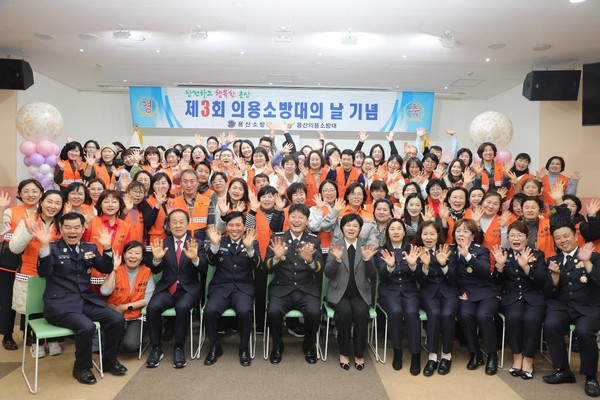 ‘제3회 의용소방대의 날 기념식’ 단체 기념 촬영, 김용호 시의원(첫째 줄 왼쪽에서 세 번째) (사진제공=서울시의회)