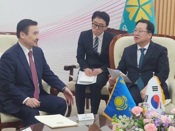 누르갈리 아르스타노프 주한 카자흐스탄 대사(왼쪽)가 이장우 대전시장과 의견을 나누고 있다 (사진제공=주한 카자흐스탄 대사관)