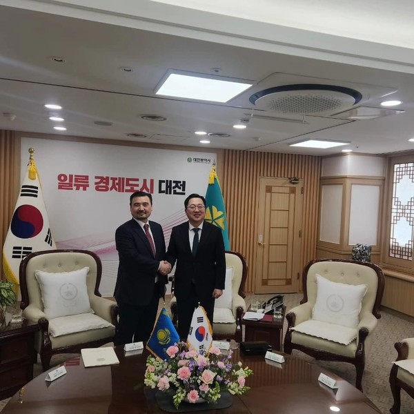 Ambassador of Kazakhstan Nurgali Arystanov(left) met with Mayor Lee Jang-woo of Daejeon (Photo=Embassy of Kazakhstan in Korea)