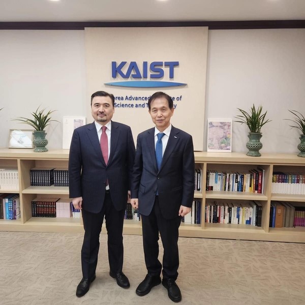 Ambassador of Kazakhstan Nurgali Arystanov(left) met with KAIST President, Dr. Kwang Hyung Lee (Photo=Embassy of Kazakhstan in Korea)