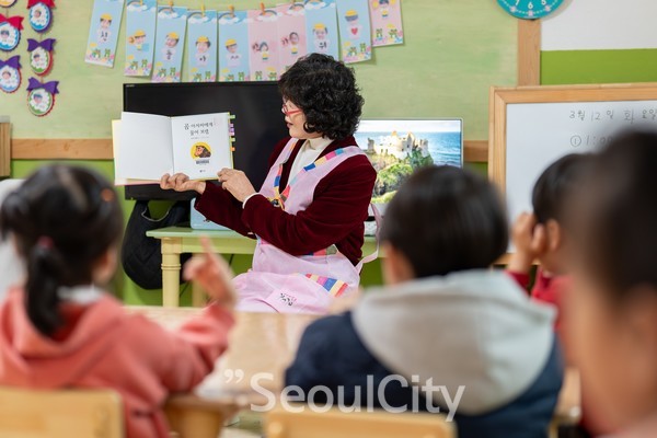 김미연 영암 이야기 할머니가 그림책을 읽어주고 있다./영암군 제공