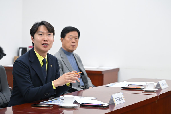 발언하는 김규남 시의원(왼쪽) (사진제공=서울시의회)