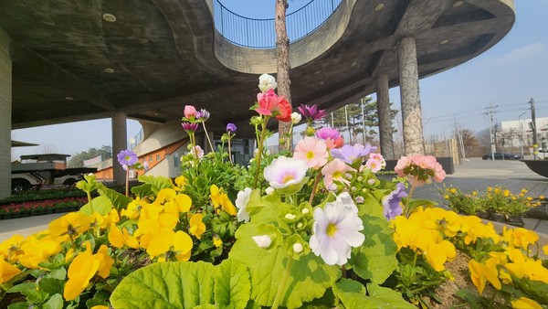 봄꽃으로 단장한 율현공원 (사진제공=서울시)