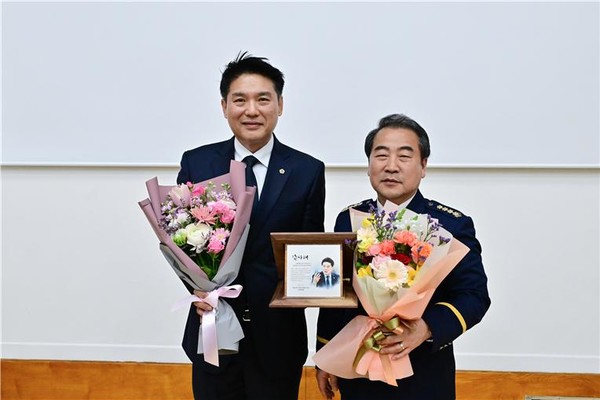 서울시의회 김길영 의원(왼쪽)이 강남소방서 의용소방대로부터 감사패를 전달받았다. (사진제공=서울시의회)