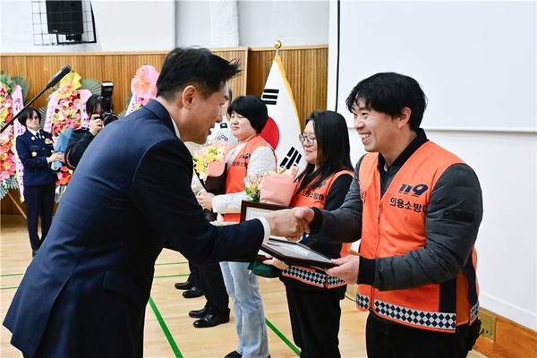 서울시의회 김길영 의원(왼쪽)이 강남소방서 의용소방대로부터 감사패를 전달받았다. (사진제공=서울시의회)