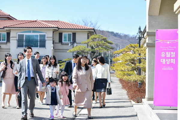 하나님의 교회 신자들이 유월절 대성회에 참석하러 가족과 함께 교회로 향하고 있다. (사진제공=하나님의교회)