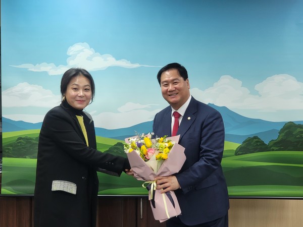 서울특별시의회 박영한 의원(오른쪽)이 학부모에게 꽃다발 전달받는 사진 (사진제공=서울시의회)