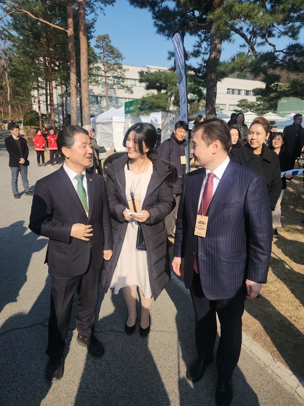 Ambassador Nurgali Arystanov is talking with Nam Sung-hyun, head of the Korea Forest Service. (Photo=Embassy of Kazakhstan in Korea)
