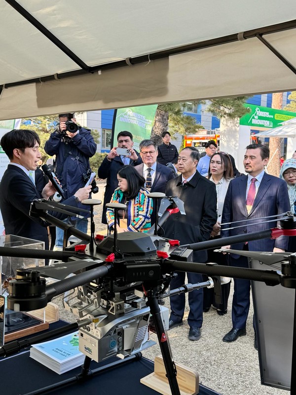 During the event, forest fire prevention equipment is explained to guests. (Photo=Embassy of Kazakhstan in Korea)