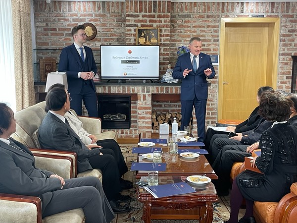 엔드류 체르네츠키(Andrew CHERNETSKY) 주한 벨라루스 대사가 참석자들에게 105주년 외교기념행사의 의미에 대해 설명하고 있다. (사진제공=주한 벨라루스 대사관)