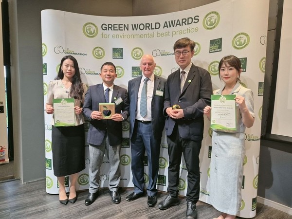 김태명 서초구 부구청장(왼쪽 네 번째)이 26일(현지시각 25일) 브라질 상파울루에서 열린 ‘그린월드어워즈(Green World Awards)’에서 은상을 수상하고 관계자들과 기념촬영을 하고 있다. (사진제공=서초구)